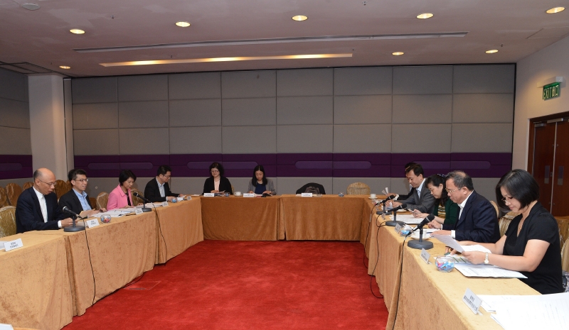 The Hong Kong-Guangdong Joint Working Group on Cleaner Production held its second meeting in Hong Kong today (October 29). The meeting was co-chaired by the Secretary for the Environment, Mr Wong Kam-sing (first left), and the Vice Director-General of the Economic and Information Commission of Guangdong Province, Mr Lin Weichao (second right).