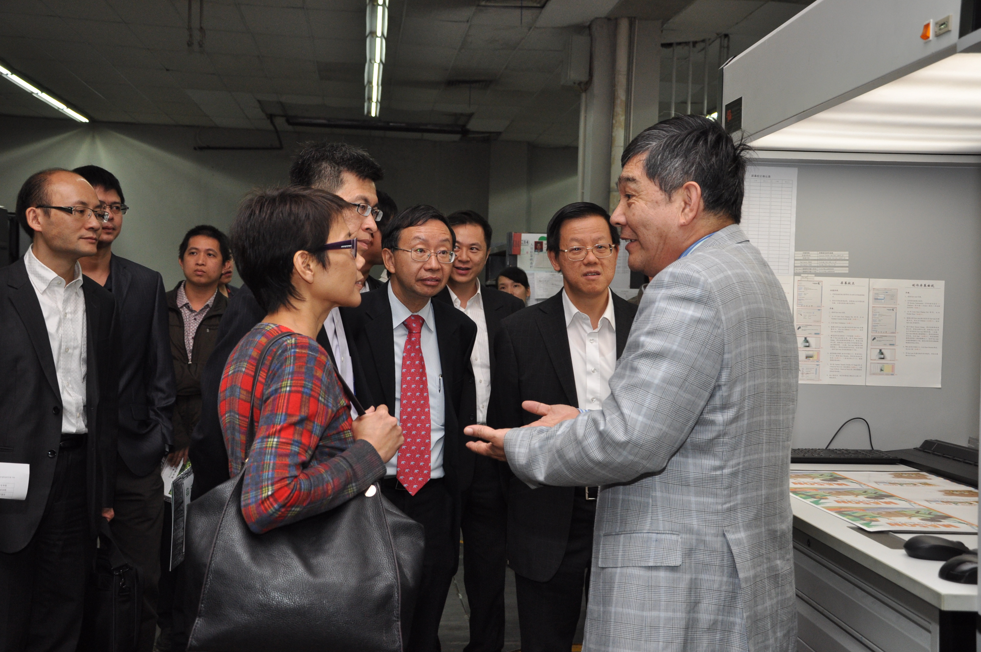 Photo of Ms Loh and officials from Hong Kong and Guangdong Governments