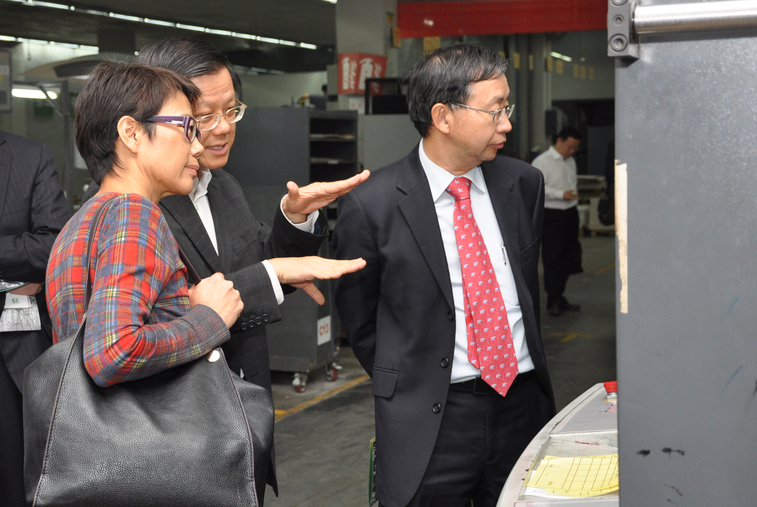 Photo of Ms Loh and officials from Hong Kong and Guangdong Governments